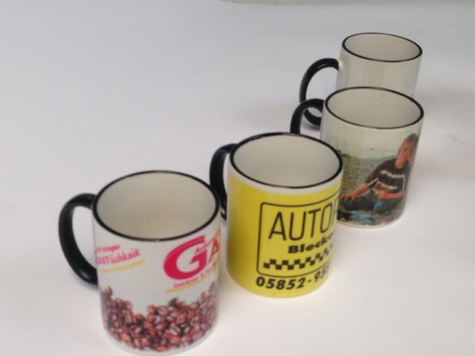 Kaffeebecher mit aufgedrucktem Firmenlogo
