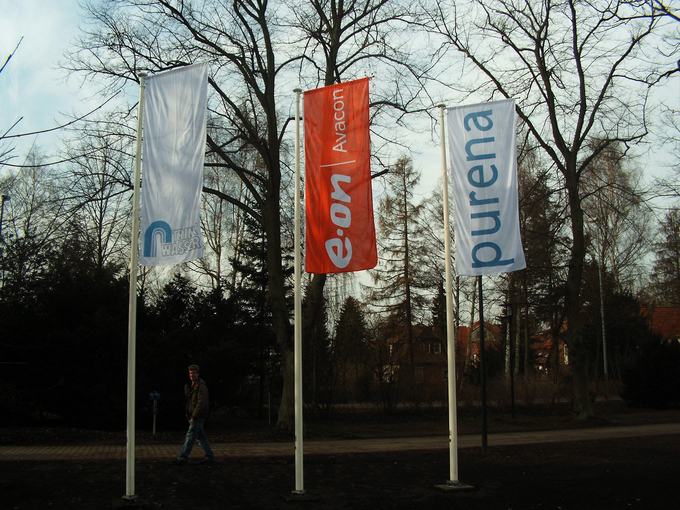 Reihe von Fahnen mit Firmenlogos